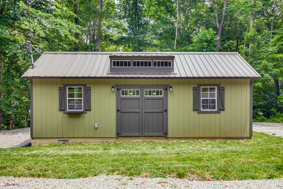 1 Mi to Lake: Charming Byrdstown Retreat w/ Deck! Apartment in Tennessee