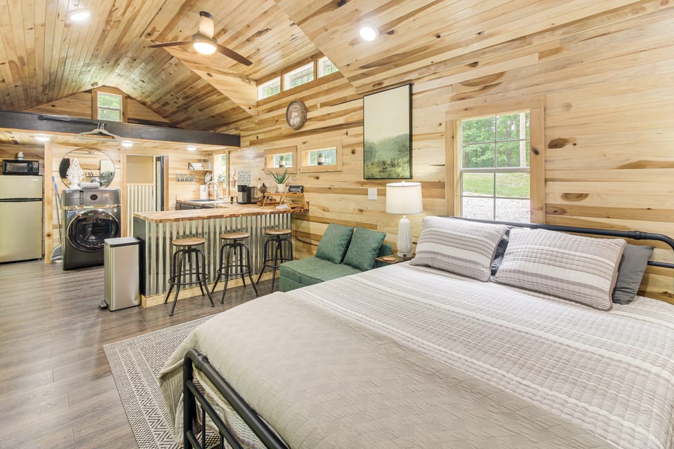 1 Mi to Lake: Charming Byrdstown Retreat w/ Deck! Apartment in Tennessee