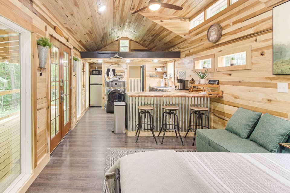 1 Mi to Lake: Charming Byrdstown Retreat w/ Deck! Apartment in Tennessee