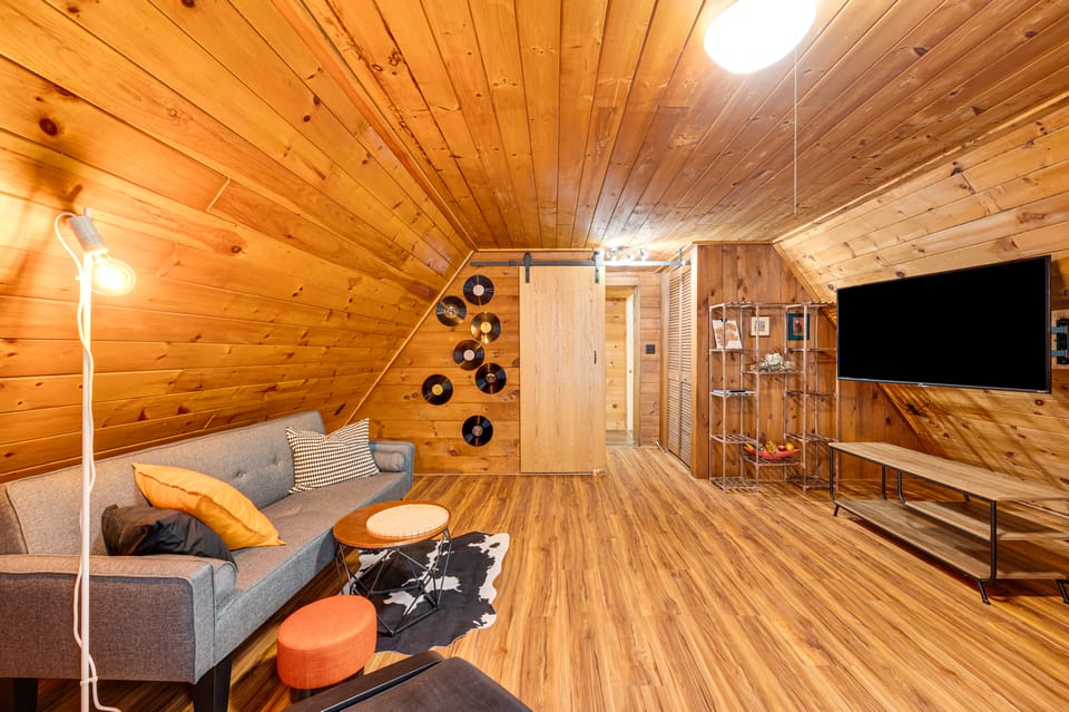 10 Mi to Newfoundland Lake: Updated Forest Retreat House in Vermont