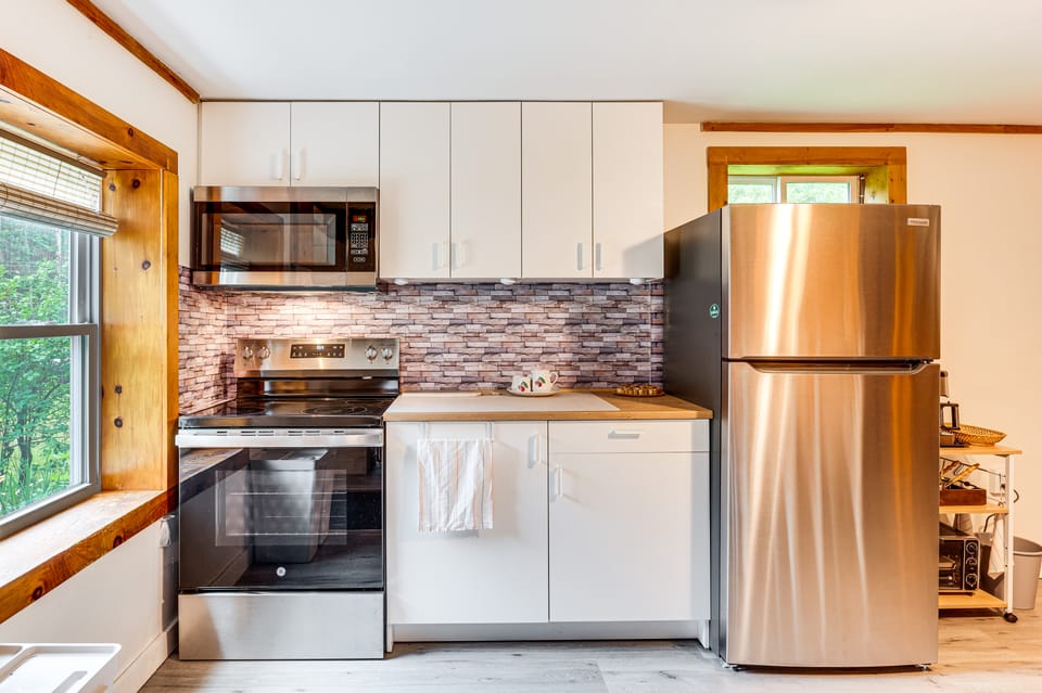10 Mi to Newfoundland Lake: Updated Forest Retreat House in Vermont