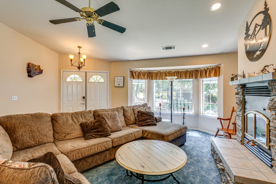 10 Mi to Redding: Serene Escape w/ Spacious Yard! House in Redding
