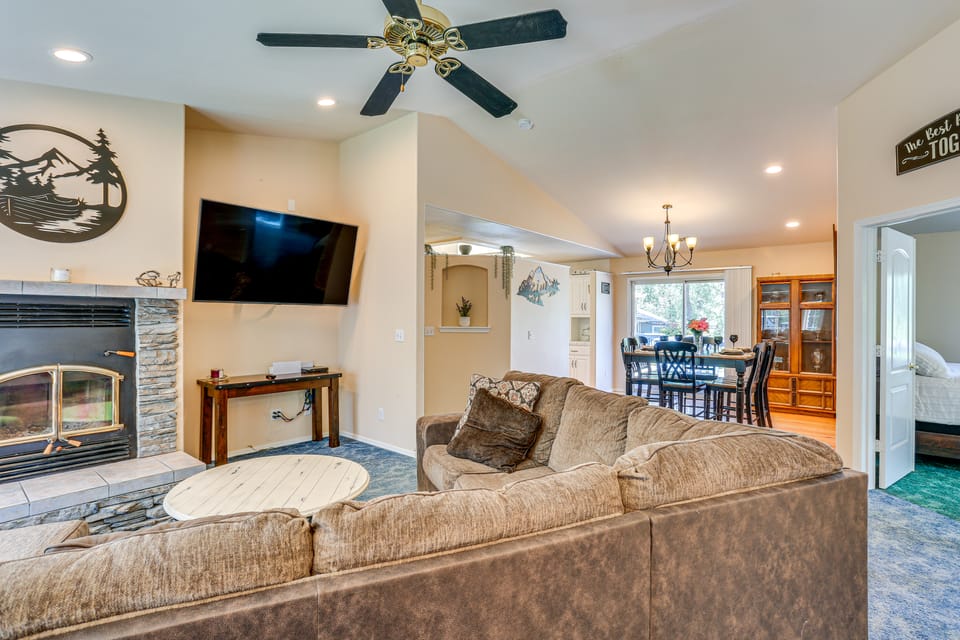10 Mi to Redding: Serene Escape w/ Spacious Yard! House in Redding