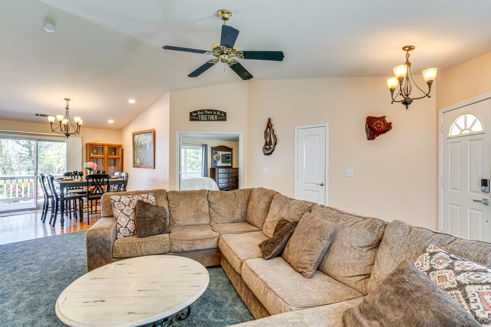 10 Mi to Redding: Serene Escape w/ Spacious Yard! House in Redding
