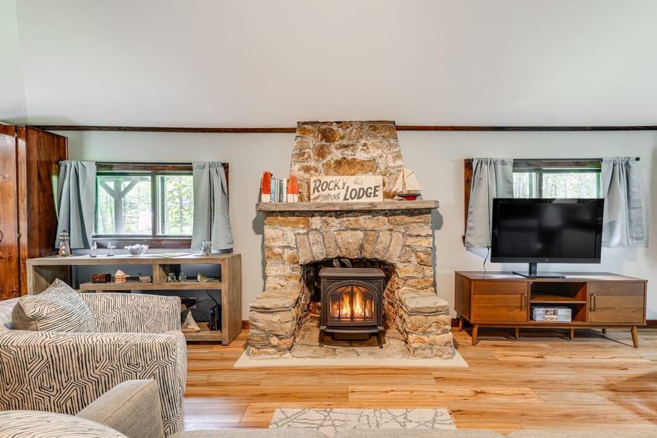 Walk to Barrett's Park: Wooded Cabin w/ Grill! House in Maine