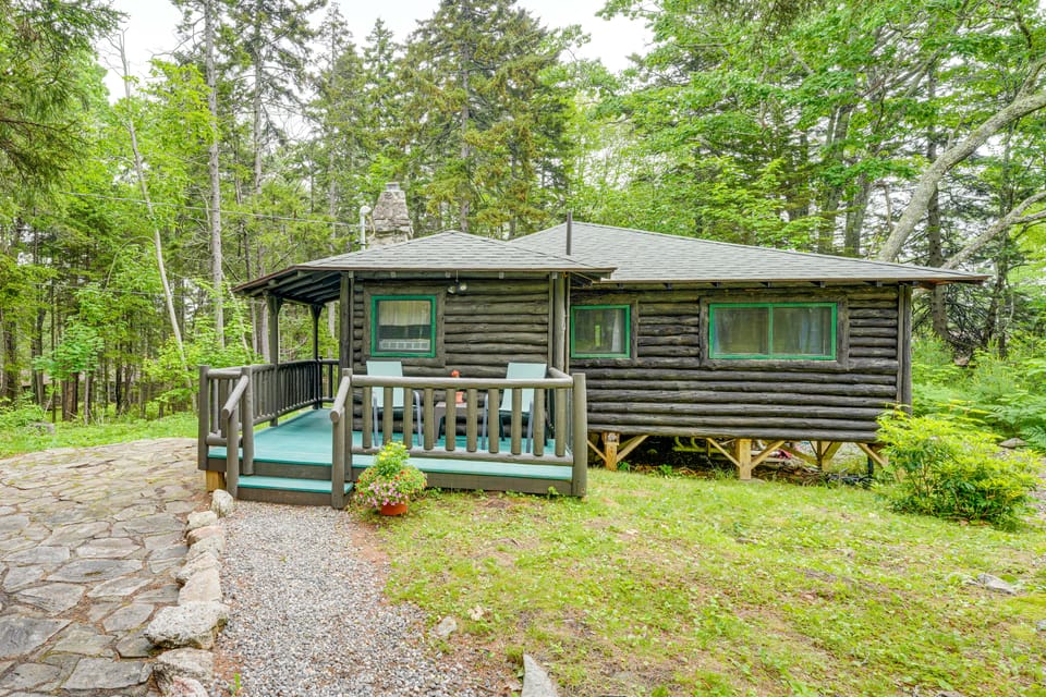 Walk to Barrett's Park: Wooded Cabin w/ Grill! House in Maine