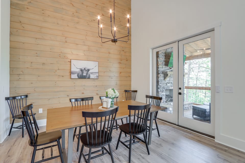 10 Mi to Dtwn: Home w/ Spacious Patio in Ellijay! House in Georgia