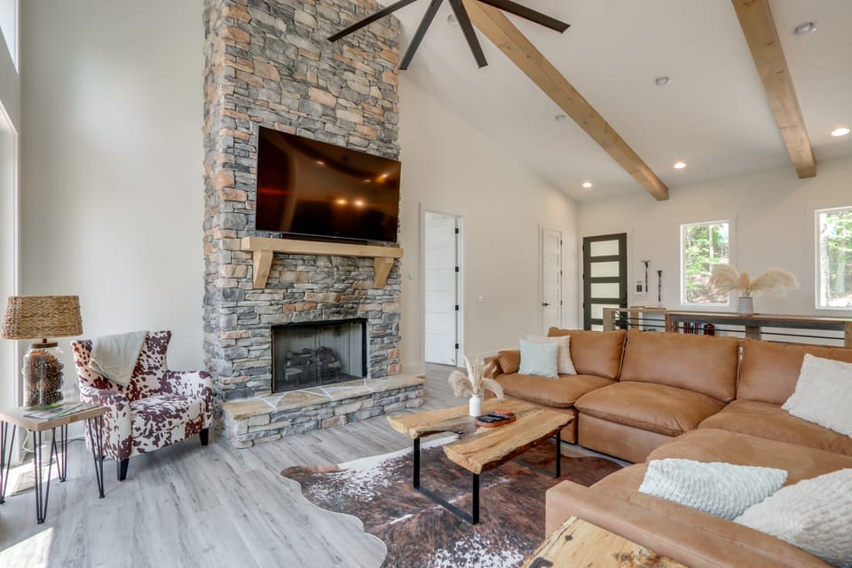 10 Mi to Dtwn: Home w/ Spacious Patio in Ellijay! House in Georgia