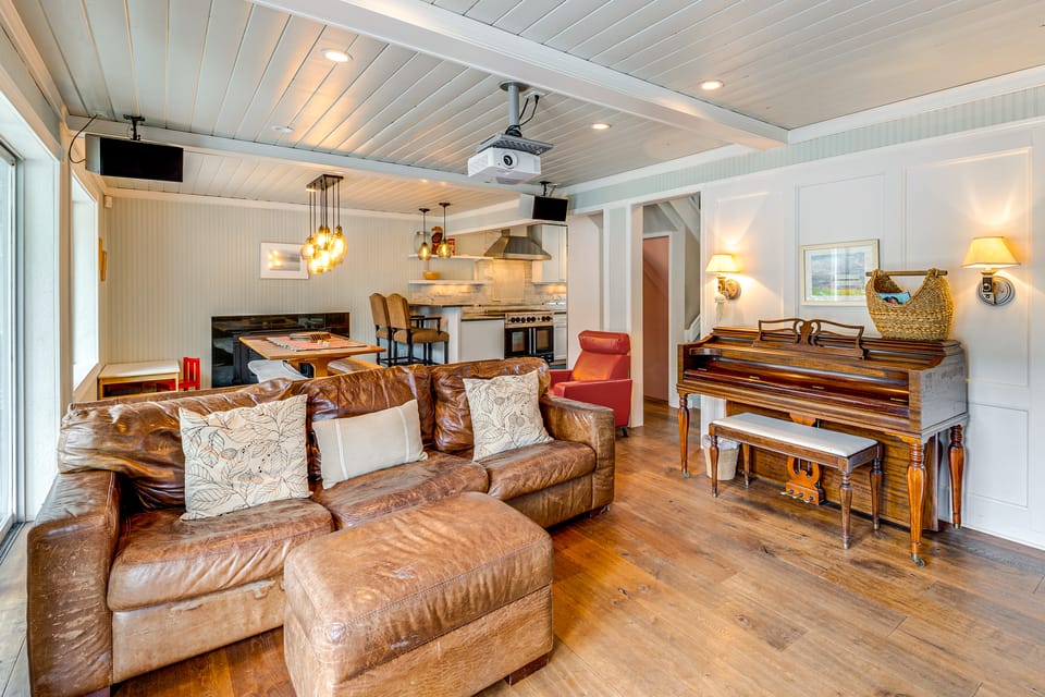 Waterfront Home on Lake Samish w/ Hot Tub & Dock! House in Washington