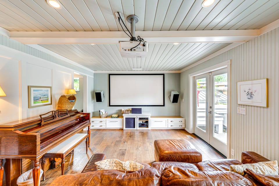 Waterfront Home on Lake Samish w/ Hot Tub & Dock! House in Washington