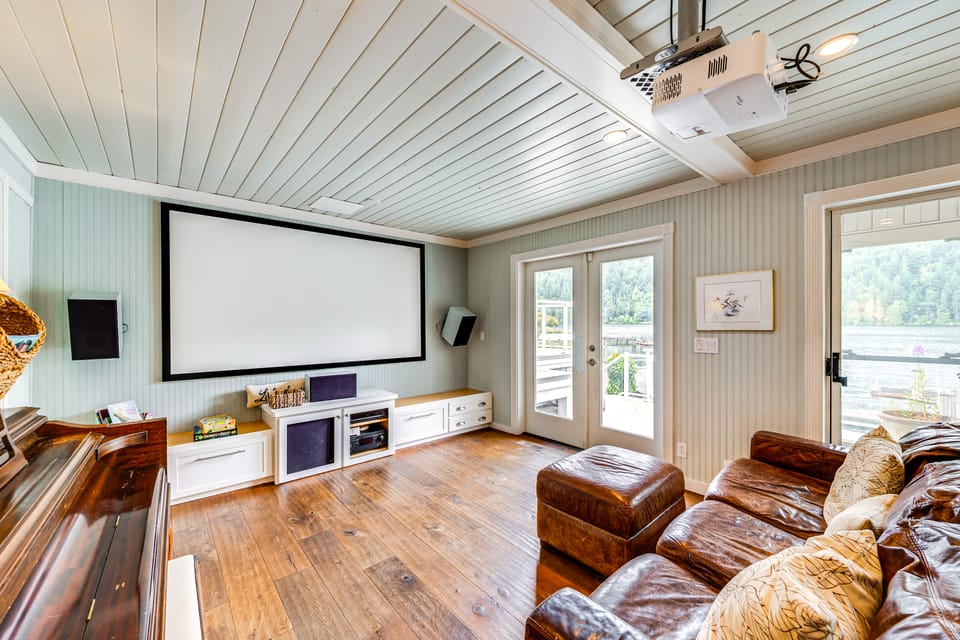 Waterfront Home on Lake Samish w/ Hot Tub & Dock! House in Washington