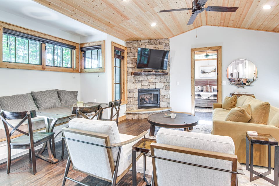 Resort Perks, By Lake Glenville: Chinquapin Escape House in Tennessee