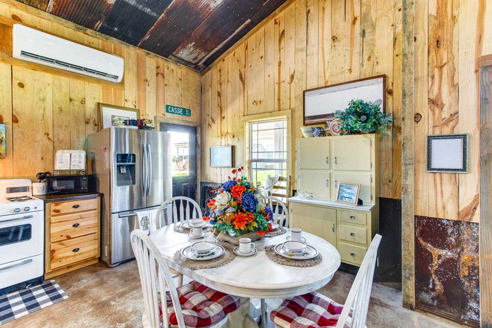 BBQ Ready: Farm-Style Kinston Hideaway w/ Pool House in Alabama