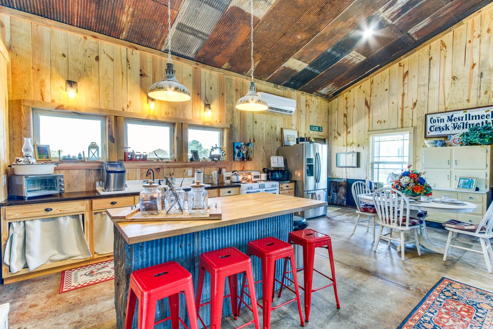 BBQ Ready: Farm-Style Kinston Hideaway w/ Pool House in Alabama