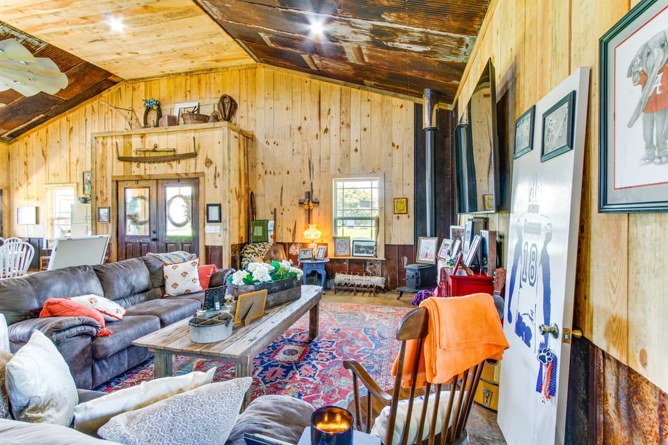 BBQ Ready: Farm-Style Kinston Hideaway w/ Pool House in Alabama