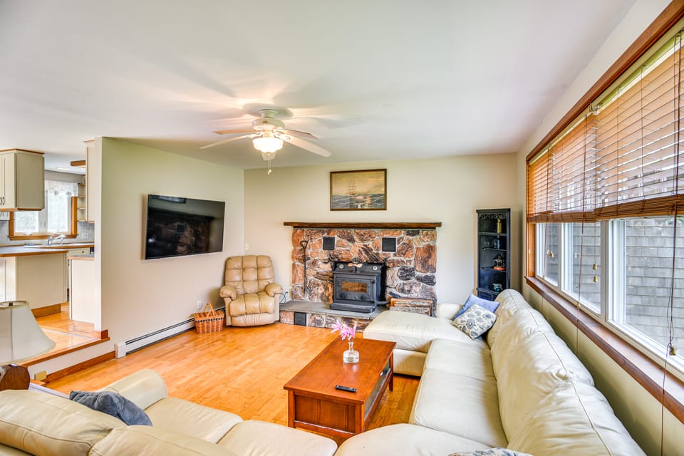 6 Mi to Beach: Family Home in Little Compton! House in Little Compton