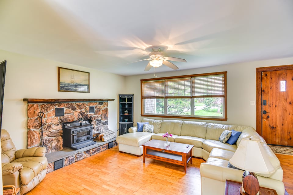 6 Mi to Beach: Family Home in Little Compton! House in Little Compton