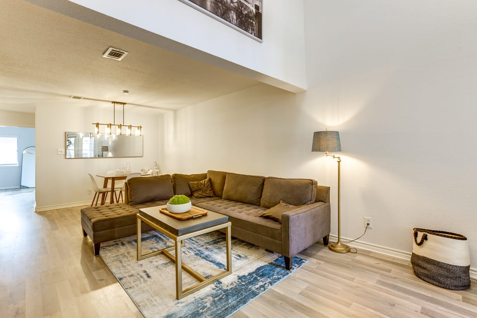 6 Mi to Mercer Botanic Gardens, Sleek Unit w/ Pool Apartment in Houston