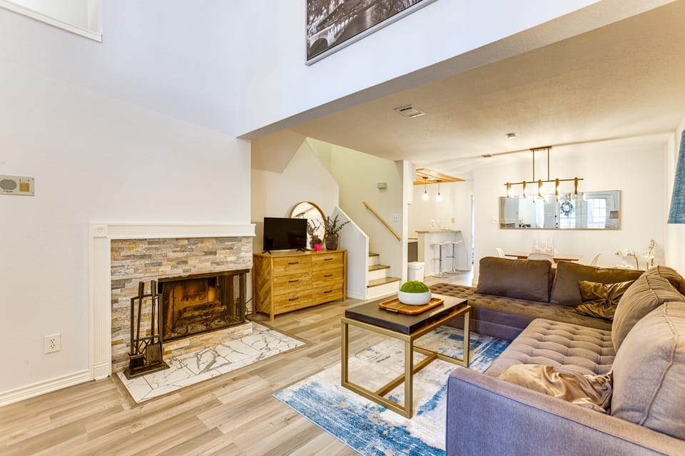 6 Mi to Mercer Botanic Gardens, Sleek Unit w/ Pool Apartment in Houston