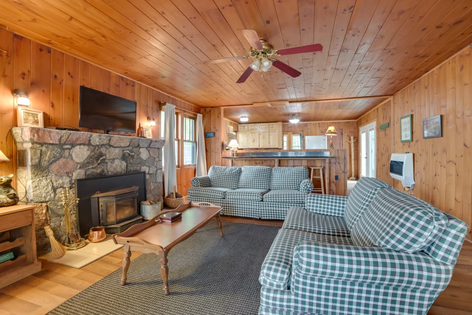 Steps to Lake! Waterfront Cedarville Resort Cabin House in Michigan