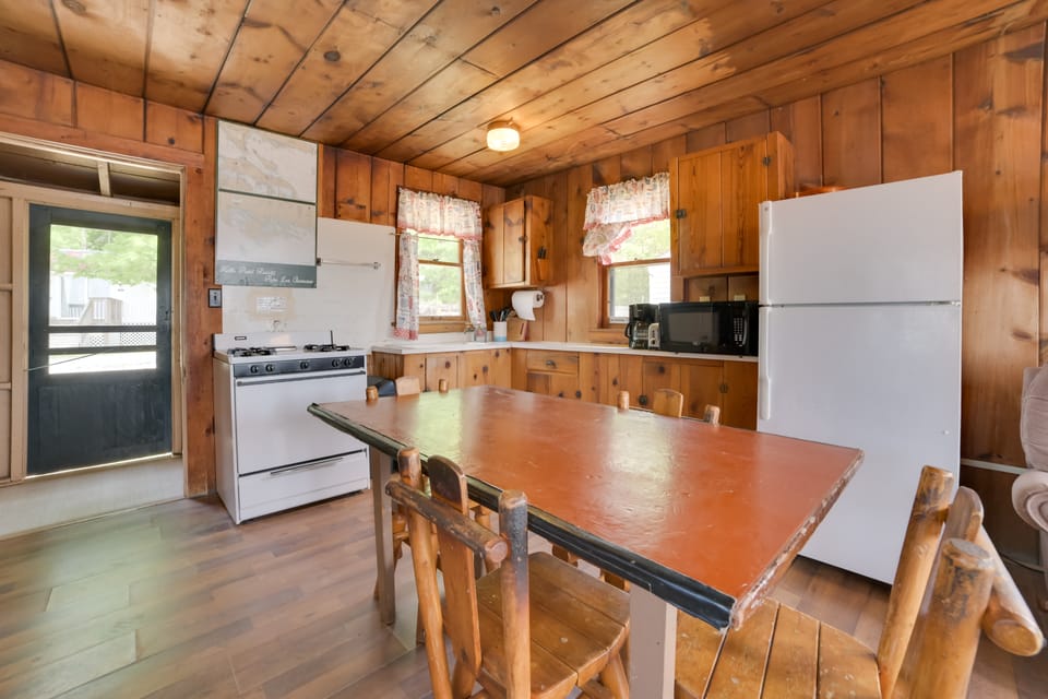 Free Boat Rentals! Beachside Les Cheneaux Cabin House in Michigan