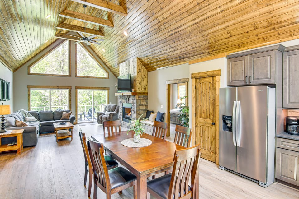 11 Mi to Chimney Rock! All-Season Family Escape House in Tennessee