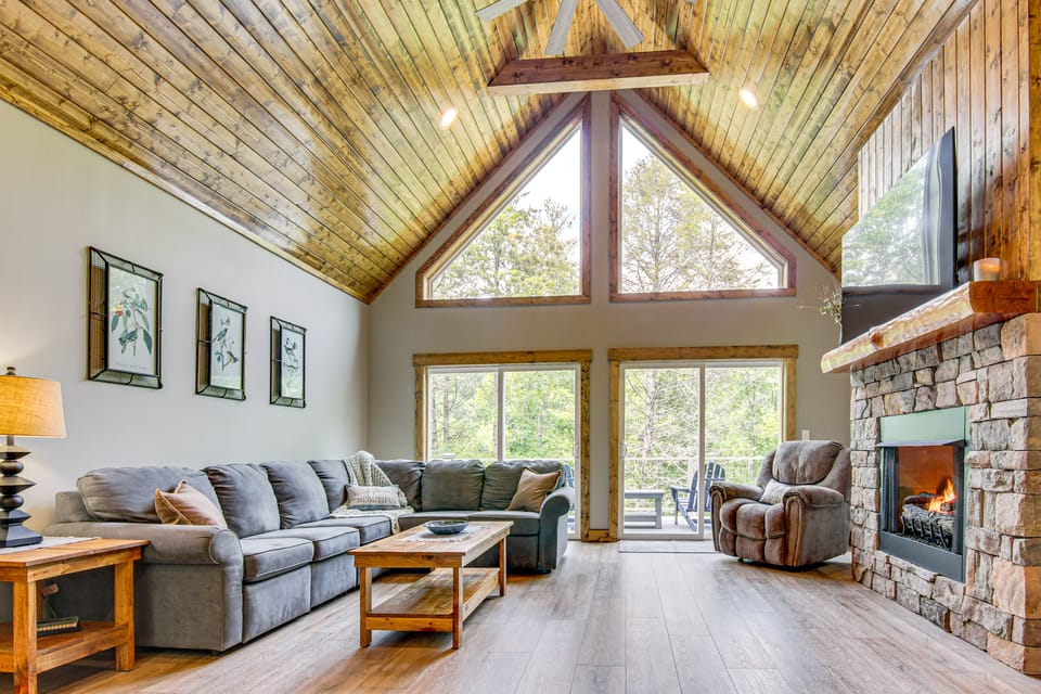 11 Mi to Chimney Rock! All-Season Family Escape House in Tennessee