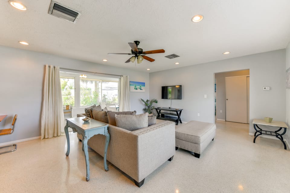 30-Day Retreat Near Siesta Key | Pet Friendly House in Florida