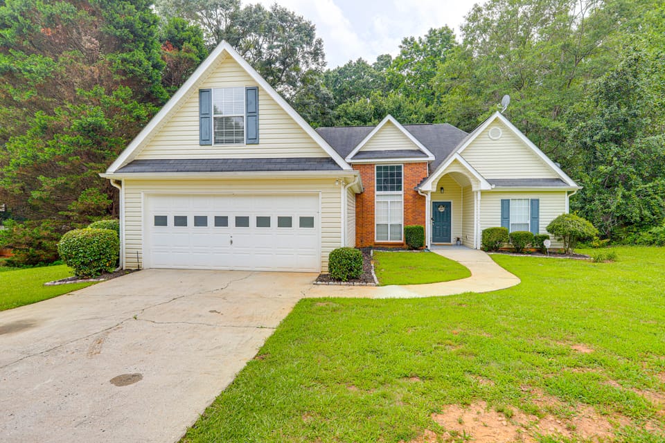 7 Mi to Dtwn Covington: Bright Home w/ Deck & Yard House in Georgia