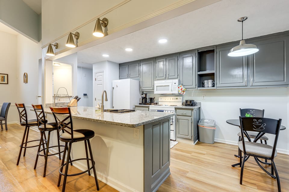 7 Mi to Dtwn Covington: Bright Home w/ Deck & Yard House in Georgia