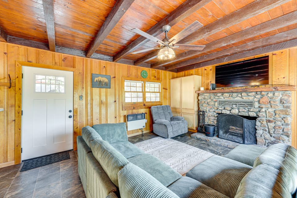 Between Big Bear & Lake Arrowhead - Cabin w/ View! House in Running Springs