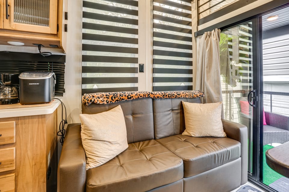 10 Mi to Leesylvania & River: Sleek Mobile Home House in Virginia