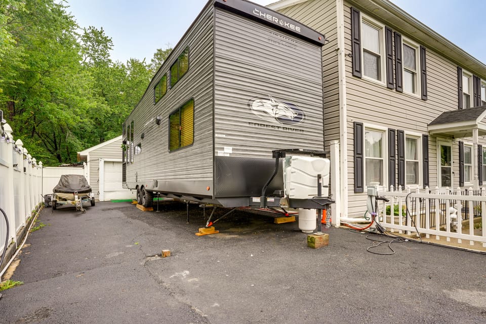 10 Mi to Leesylvania & River: Sleek Mobile Home House in Virginia