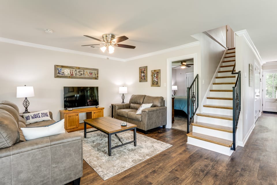 Riverfront Family Retreat w/ Yard in Saint Amant House in Mississippi
