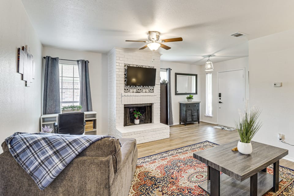 Home 4 Mi to AT&T Stadium: Bring Your Pets! Apartment in Arlington