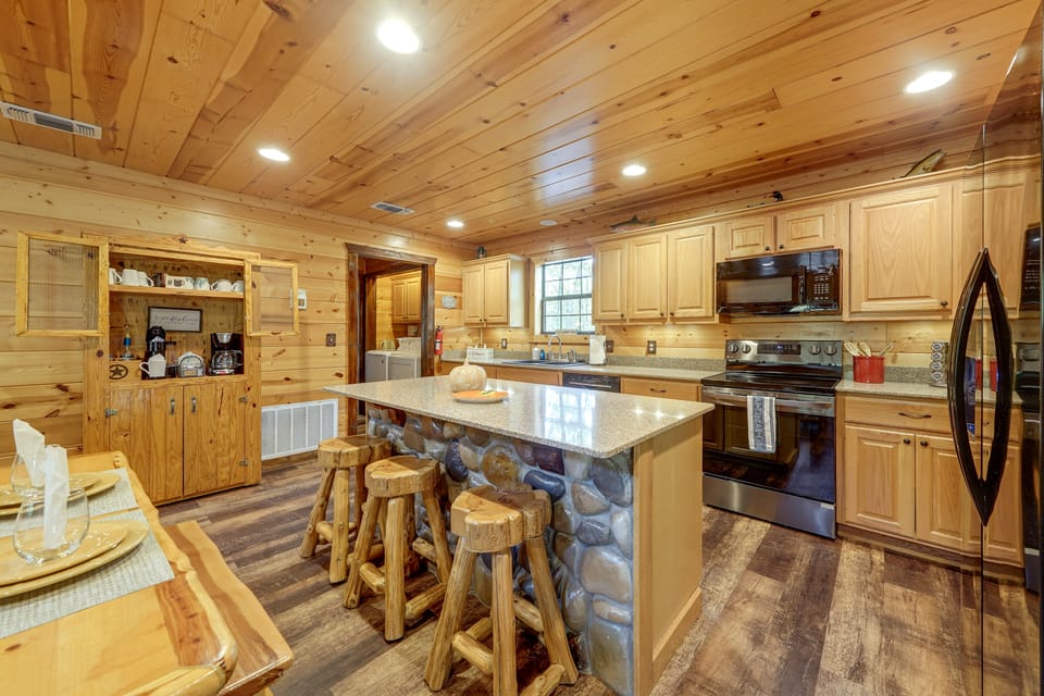 Near Choctaw Landing | 2 King Bedrooms | Game Loft House in Broken Bow