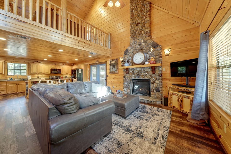 Near Choctaw Landing | 2 King Bedrooms | Game Loft House in Broken Bow