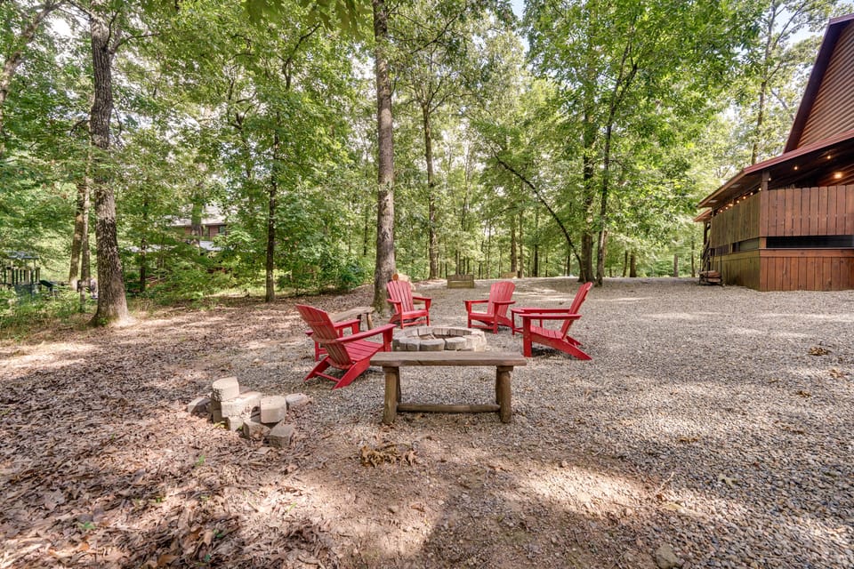 Hot Tub + Game Room: Family Retreat in Broken Bow House in Broken Bow