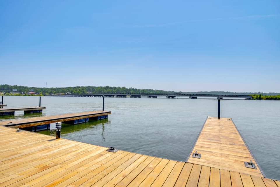 Walk to Marina: Lake Greenwood Retreat w/ Hot Tub Cottage in Lake Greenwood