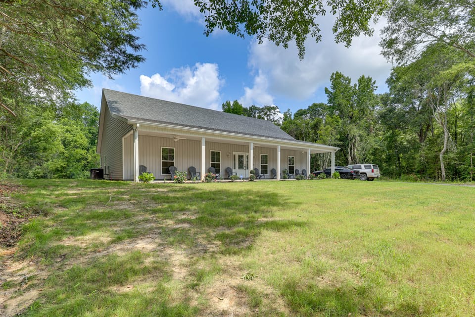 11 Mi to Troy University: Family Home w/ Yard House in Alabama