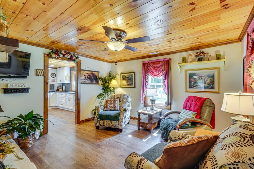 Riverfront Cabin - 6 Mi to Great Smoky Mtns NP! House in Sevier County