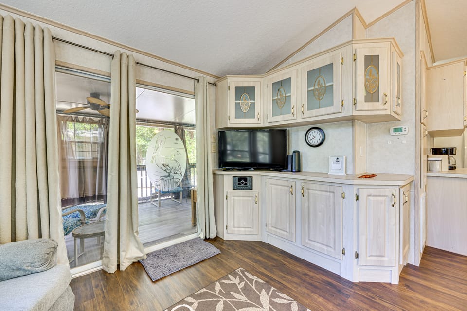 Steps to Lake Kerr: Home w/ Pool & Hot Tub Access! House in Florida