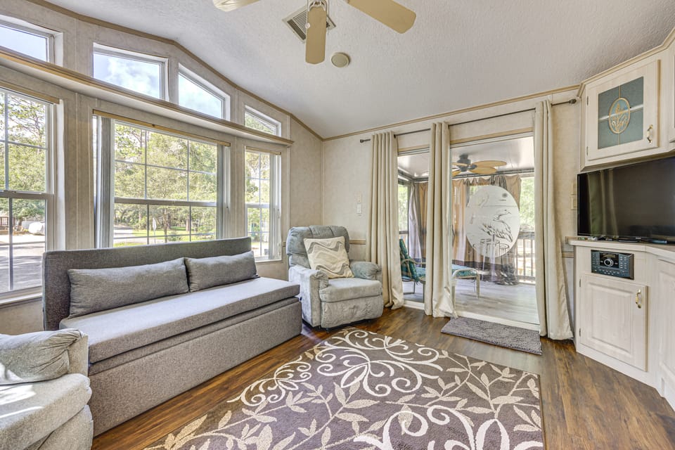 Steps to Lake Kerr: Home w/ Pool & Hot Tub Access! House in Florida