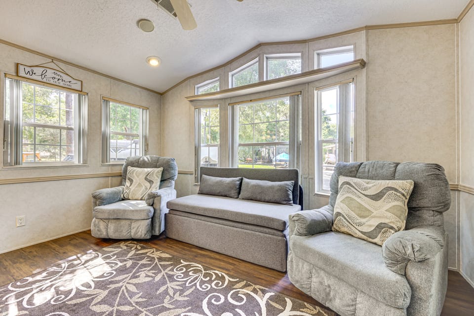 Steps to Lake Kerr: Home w/ Pool & Hot Tub Access! House in Florida