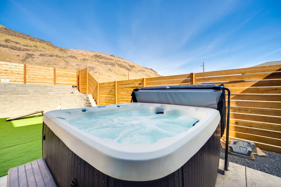 Hot Tub & Water Views: Vantage Family Retreat House in Kittitas County