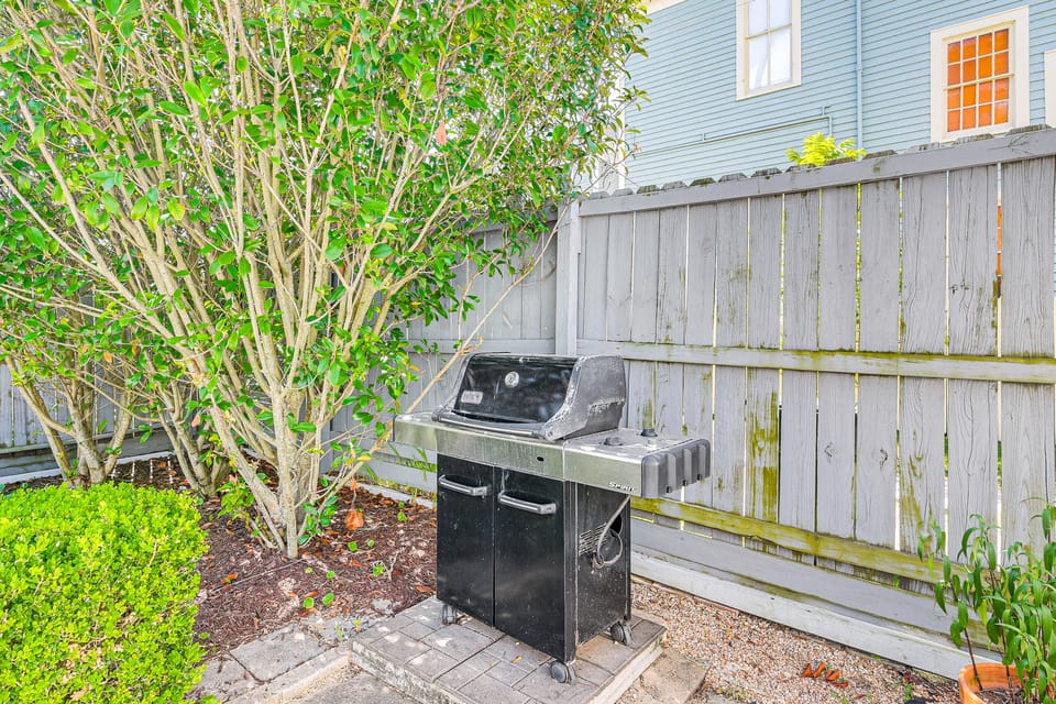 1 Mi to Pleasure Pier: Golden-Age Getaway! Apartment in Texas City