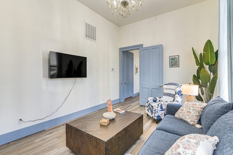 1 Mi to Pleasure Pier: Golden-Age Getaway! Apartment in Texas City