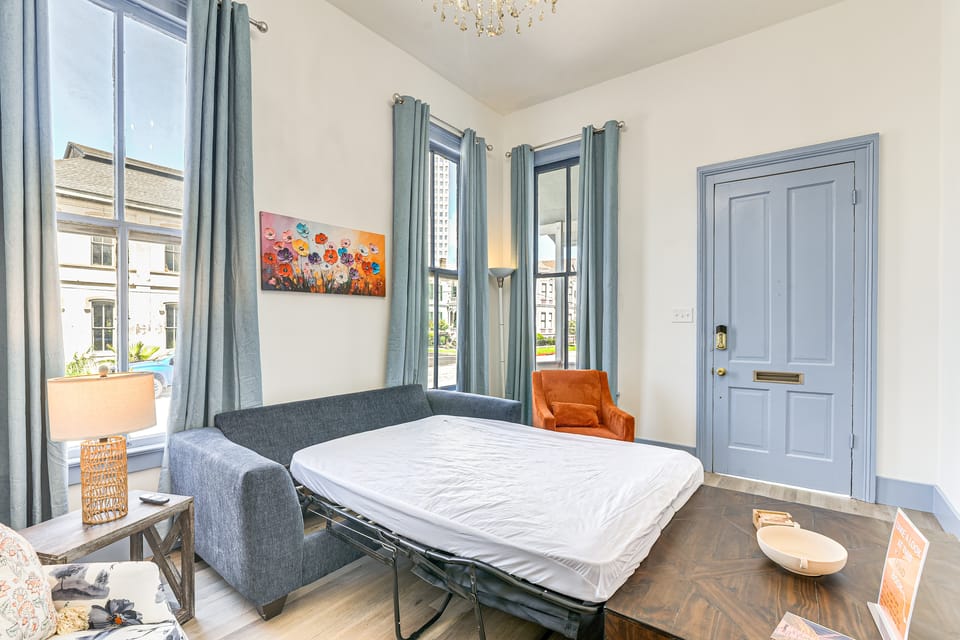 1 Mi to Pleasure Pier: Golden-Age Getaway! Apartment in Texas City