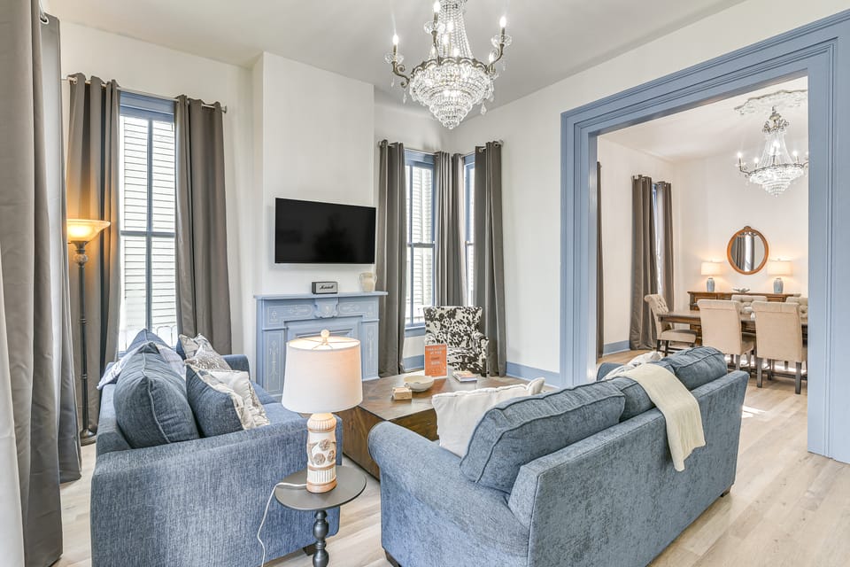 Historic Escape: Walk to The Strand Galleries! Apartment in Texas City