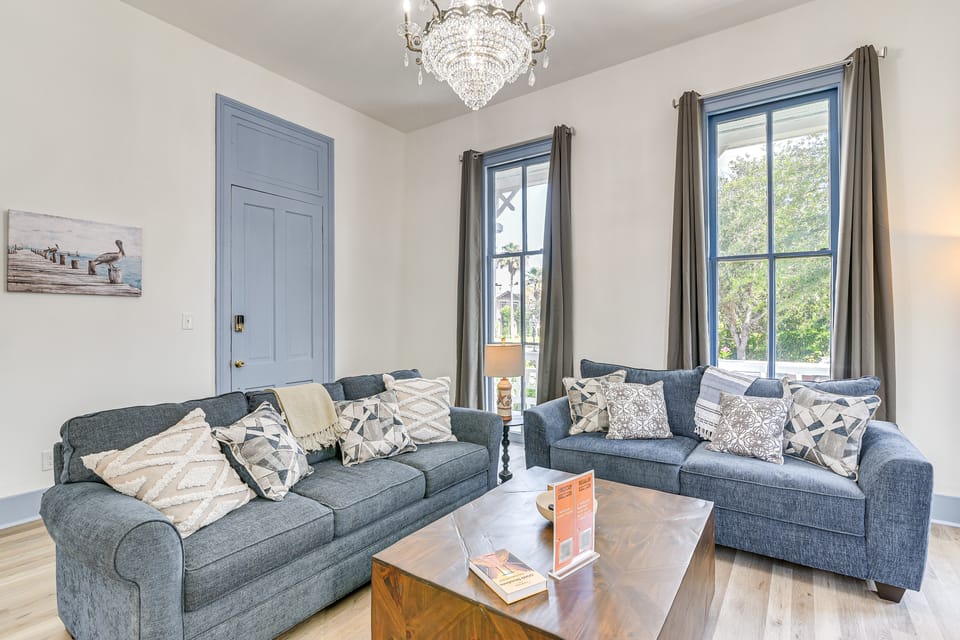 Historic Escape: Walk to The Strand Galleries! Apartment in Texas City